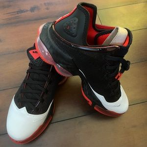 🏀 NWT LEBRON XIX LOW 🏀